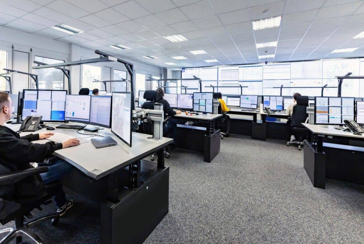 Data-Center-Monitoring-real-office