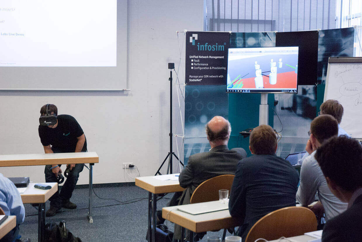 Menschen Monitor Präsentation Virtual Reality Karriere Infosim